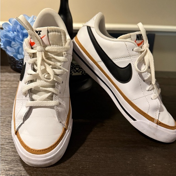 Nike boys / “fits ladies size 7 “White and Black Sneakers with Gold Accents - Picture 3 of 7